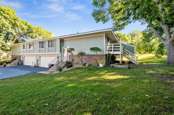 6941 Macbeth CIR, Woodbury, MN 55125