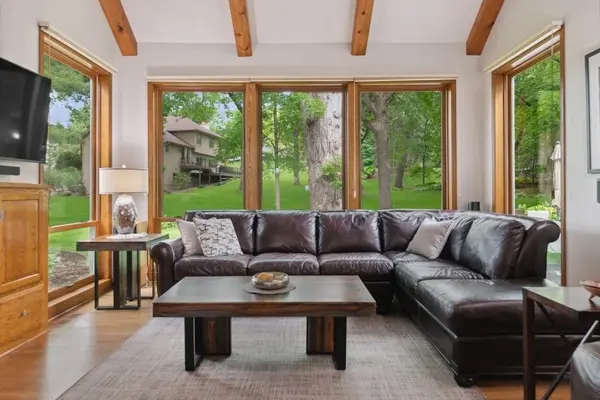 8587 Woodstone GLN, Victoria, MN 55386