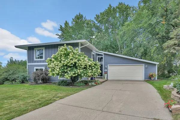 708 Brigadoon CIR, Shoreview, MN 55126