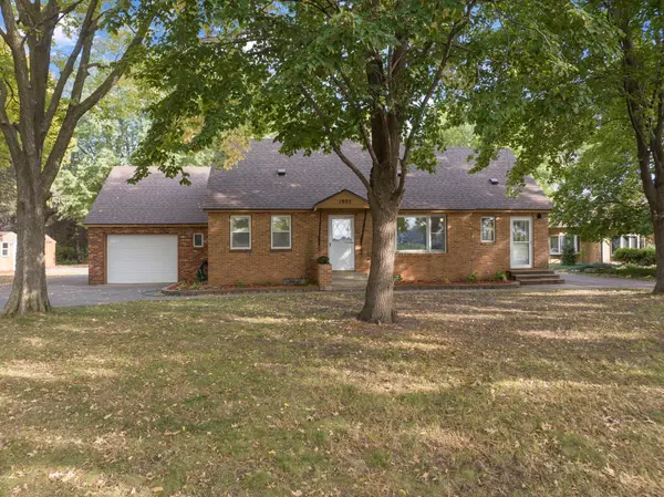 1905 W Traverse RD, Saint Peter, MN 56082