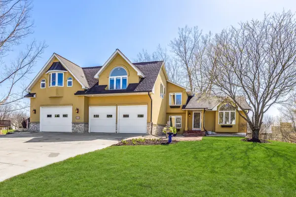 8634 Valley View CT, Chanhassen, MN 55317