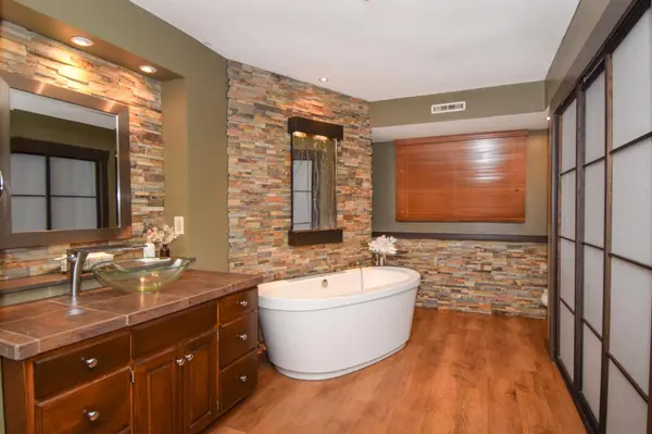 720 Bighorn DR, Chanhassen, MN 55317