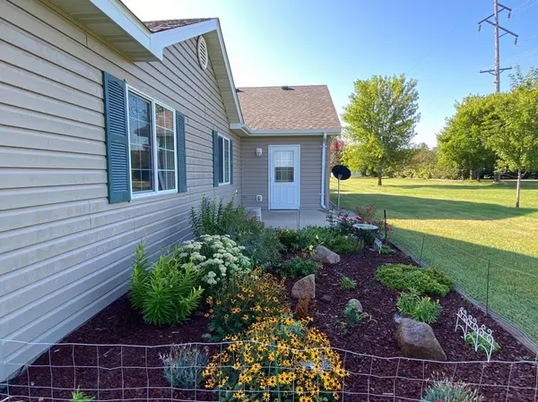 200 Skylark DR, Mankato, MN 56001