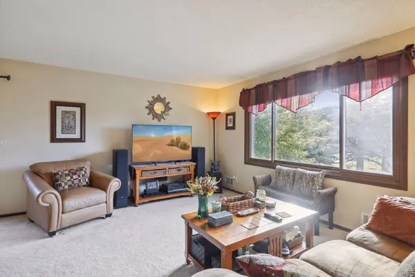 1800 Knox DR, Burnsville, MN 55337