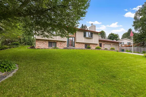 1108 Parkview LN, Eagan, MN 55123
