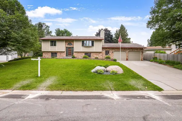 1108 Parkview LN, Eagan, MN 55123
