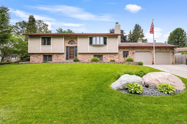 1108 Parkview LN, Eagan, MN 55123