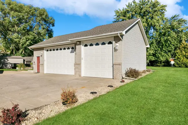 102 Kampa CIR, Monticello, MN 55362