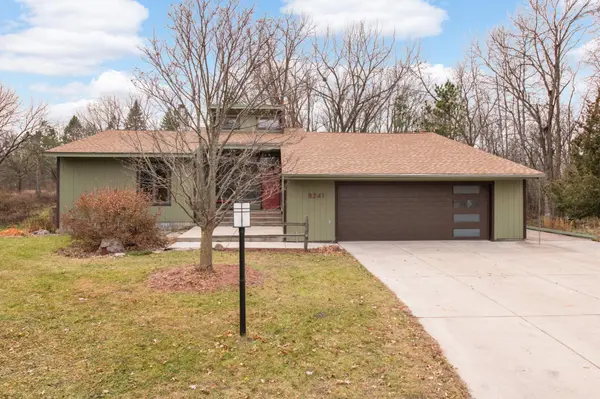 8241 Deer Pond CT N, Lake Elmo, MN 55042