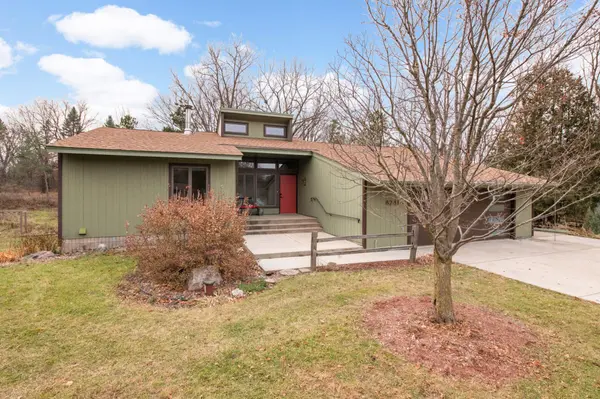 8241 Deer Pond CT N, Lake Elmo, MN 55042
