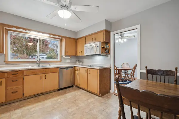 2061 Garnet LN, Eagan, MN 55122