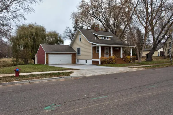 424 Central DR W, Braham, MN 55006