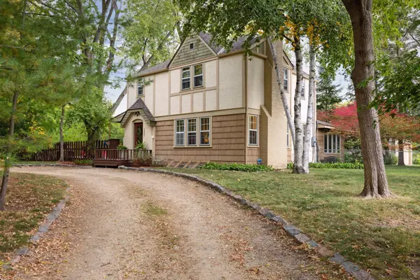 1221 County Road B W, Roseville, MN 55113