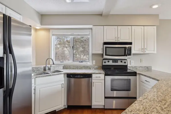 205 Mariner Drive CT, Bayport, MN 55003