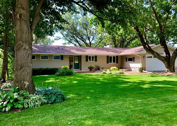 16065 Oak Shore DR, Lakeville, MN 55044