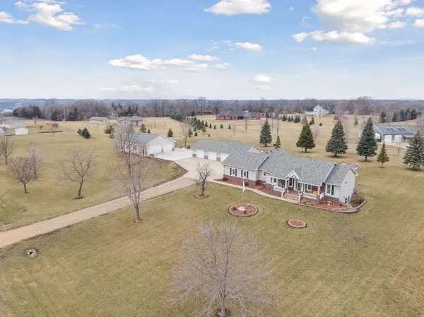 417 Doppy LN,  Le Sueur,  MN 56058