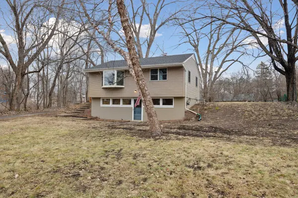5733 Glen Moor CIR, Minnetonka, MN 55345