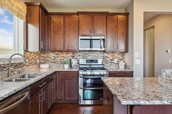 1625 River Rock DR, Carver, MN 55315