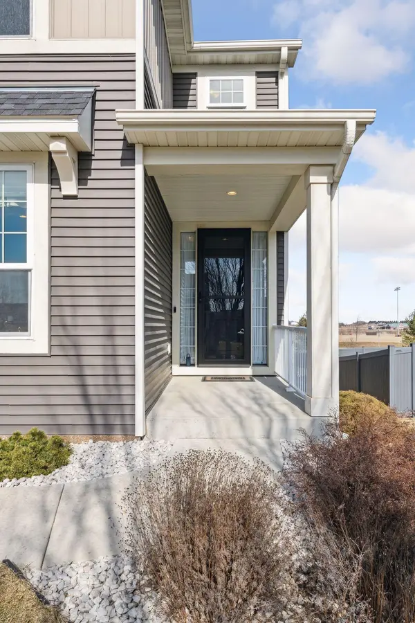1625 River Rock DR, Carver, MN 55315