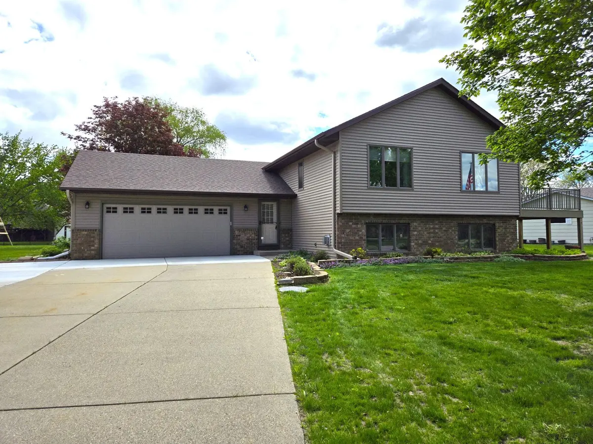 133 Oakwood DR, Belle Plaine, MN 56011