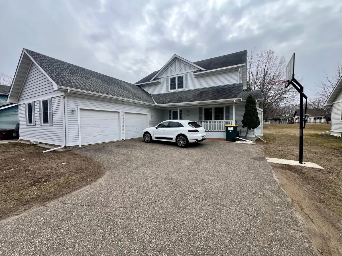 611 Bellvue LN N, Brooklyn Center, MN 55430