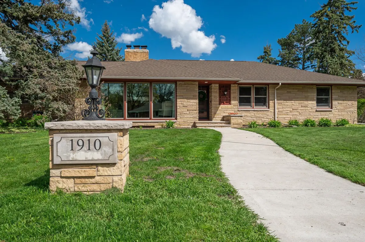 1910 Asbury ST, Falcon Heights, MN 55113