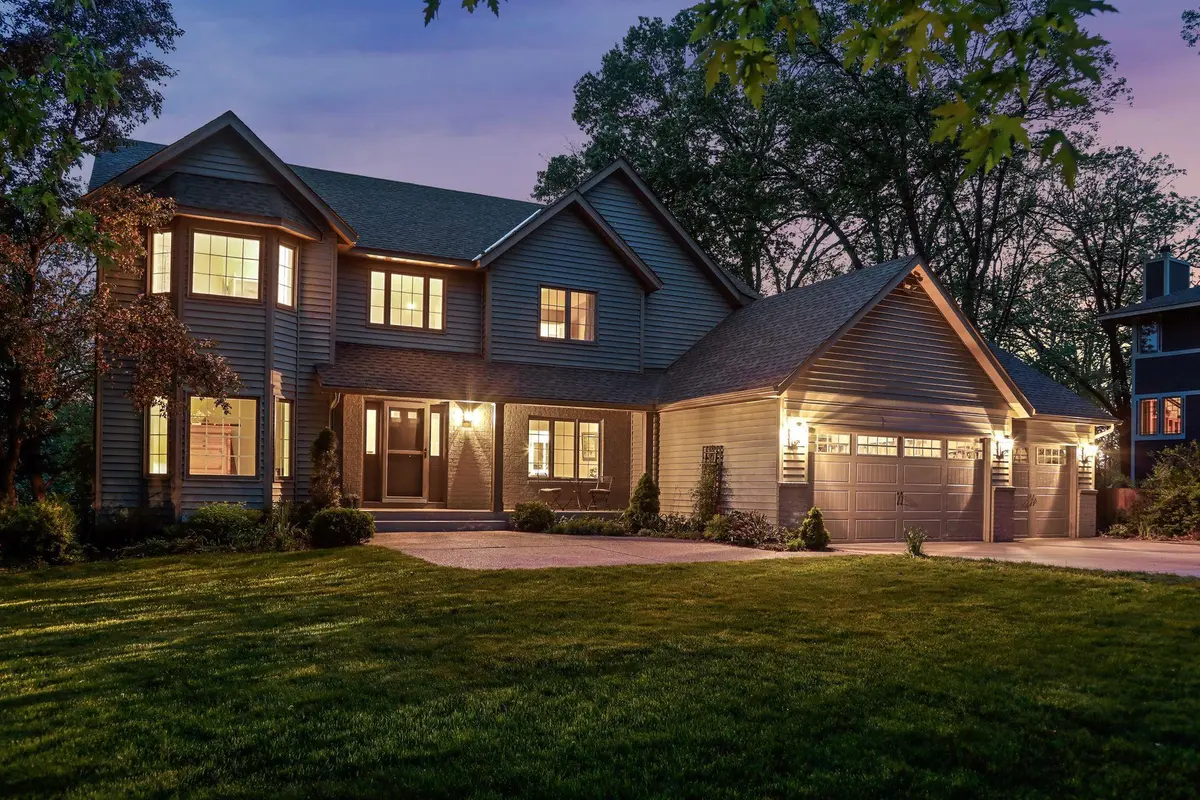 591 Warner AVE S, Mahtomedi, MN 55115