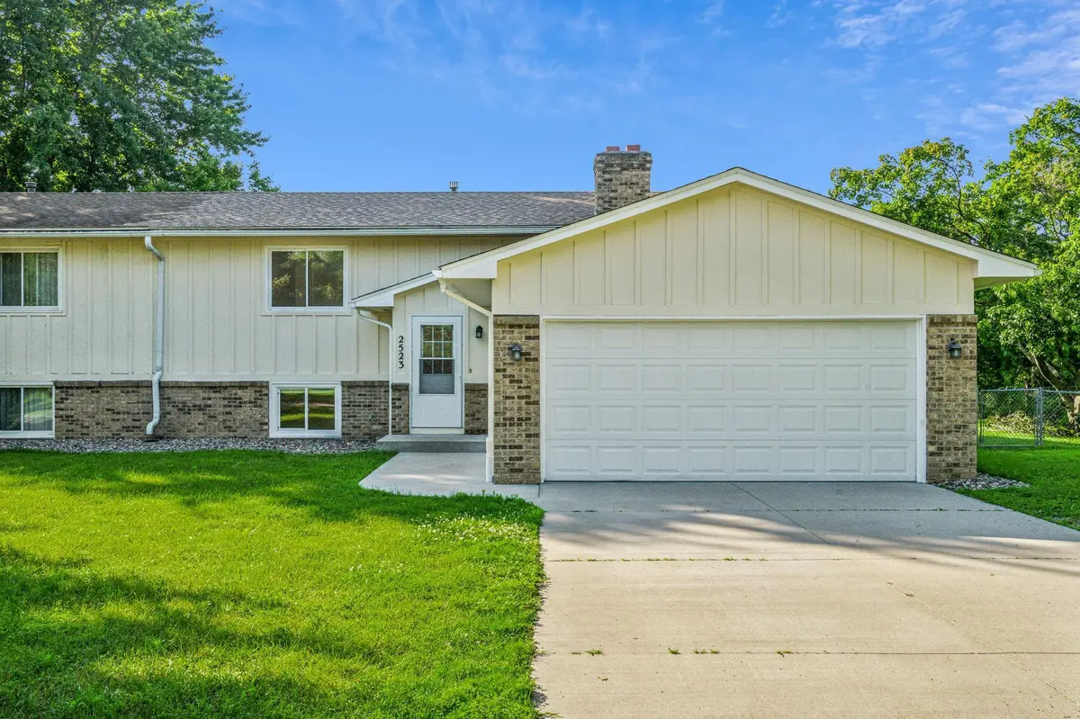 2523 Birchview LN, Minnetonka, MN 55305