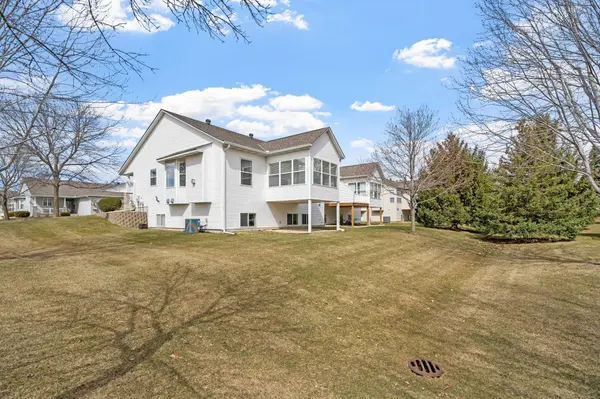 797 Woodduck DR, Woodbury, MN 55125