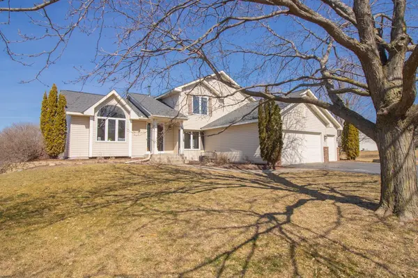 8712 Valley View PL, Chanhassen, MN 55317