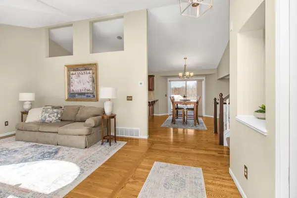 8712 Valley View PL, Chanhassen, MN 55317
