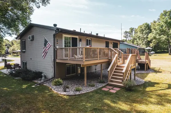 1054 Villa LN, Detroit Lakes, MN 56501