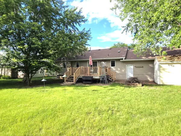 113 Oakwood DR, Belle Plaine, MN 56011