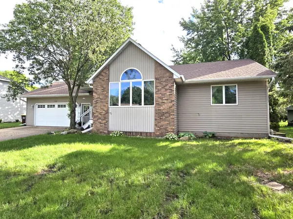 113 Oakwood DR, Belle Plaine, MN 56011