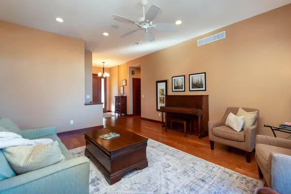 116 Hidden Oaks CIR, Mankato, MN 56001