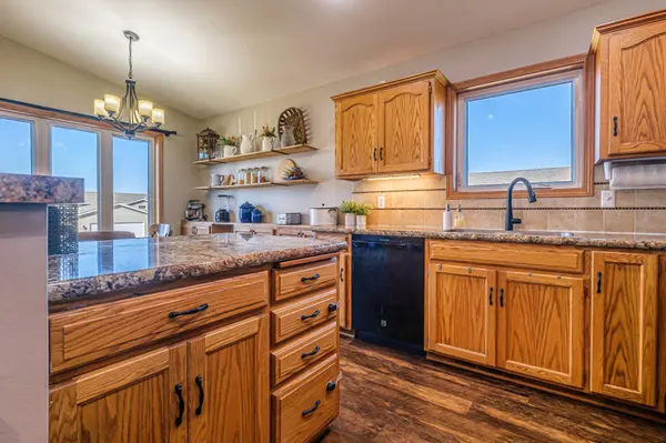 884 7th AVE NW, Hutchinson, MN 55350