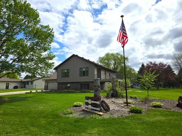 133 Oakwood DR, Belle Plaine, MN 56011