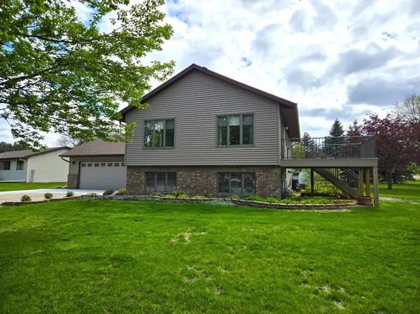 133 Oakwood DR, Belle Plaine, MN 56011