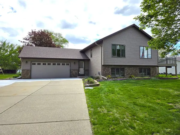 133 Oakwood DR, Belle Plaine, MN 56011