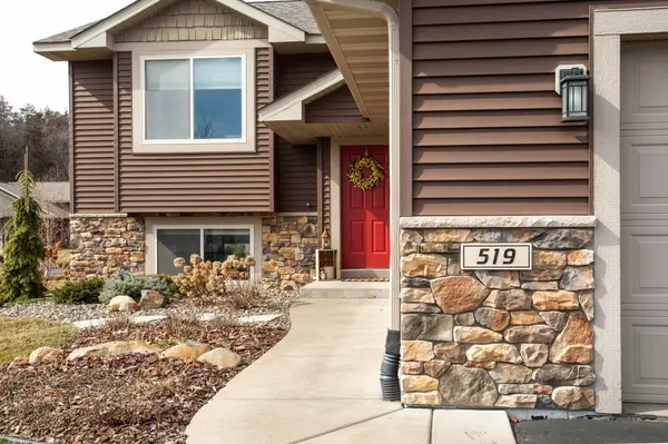 519 Glenmeadow ST, River Falls, WI 54022