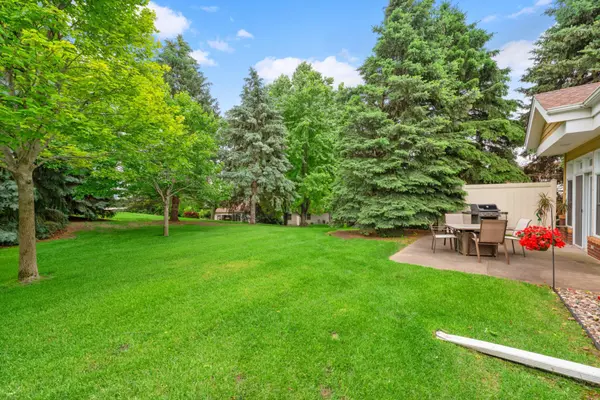 377 Whispering LN, Hastings, MN 55033