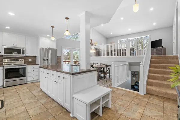 541 Indian Hill RD, Chanhassen, MN 55317