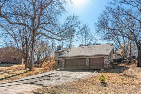 131 Oak Shore DR, Burnsville, MN 55306