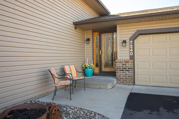 7240 Sierra CT, Chanhassen, MN 55317