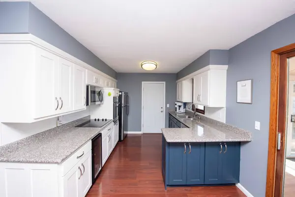 976 Redwell LN, Apple Valley, MN 55124