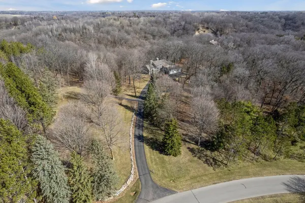 1350 Hesse Farm RD, Chanhassen, MN 55318