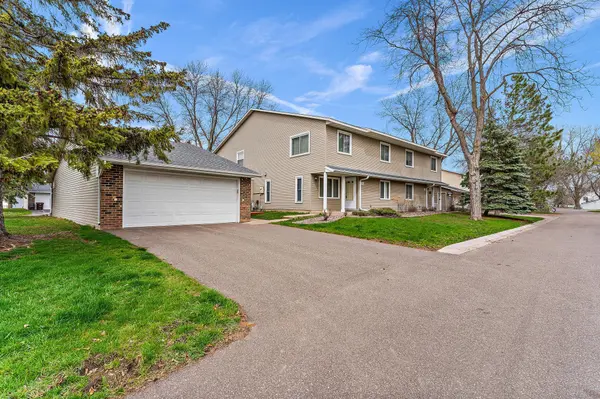 9450 Ranchview LN N, Maple Grove, MN 55369