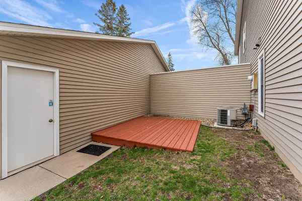 9450 Ranchview LN N, Maple Grove, MN 55369