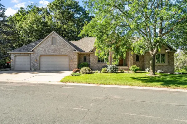 110 Ridge WAY, Mahtomedi, MN 55115