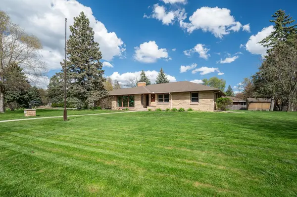 1910 Asbury ST, Falcon Heights, MN 55113